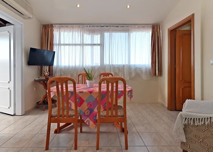 Dionisos Palms * Paralia Dionysiou