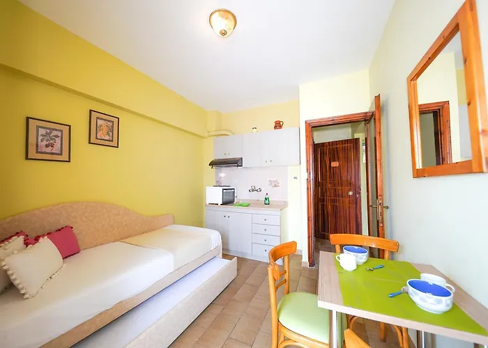 Dionisos Palms * Paralia Dionysiou